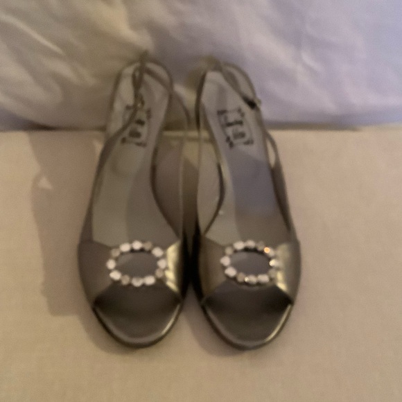 SOMETHING BLEU SILVER OPEN TOE HIGH HEEL SLINGBACKS W/ RHINESTONE BUCKLE 14 M - Picture 1 of 4